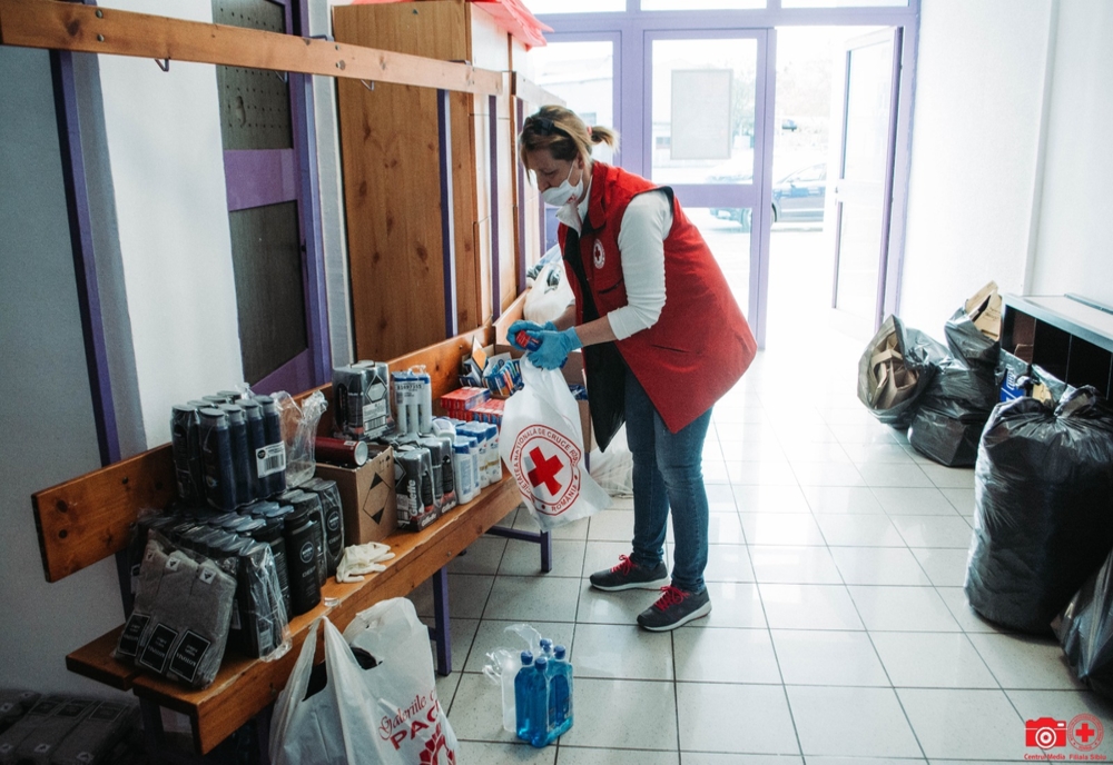 Egiptenii și tunisienii abandonați în Sibiu de angajator, ajutați în continuare de Crucea Roșie. Ei au primit mâncare, haine și produse de igienă