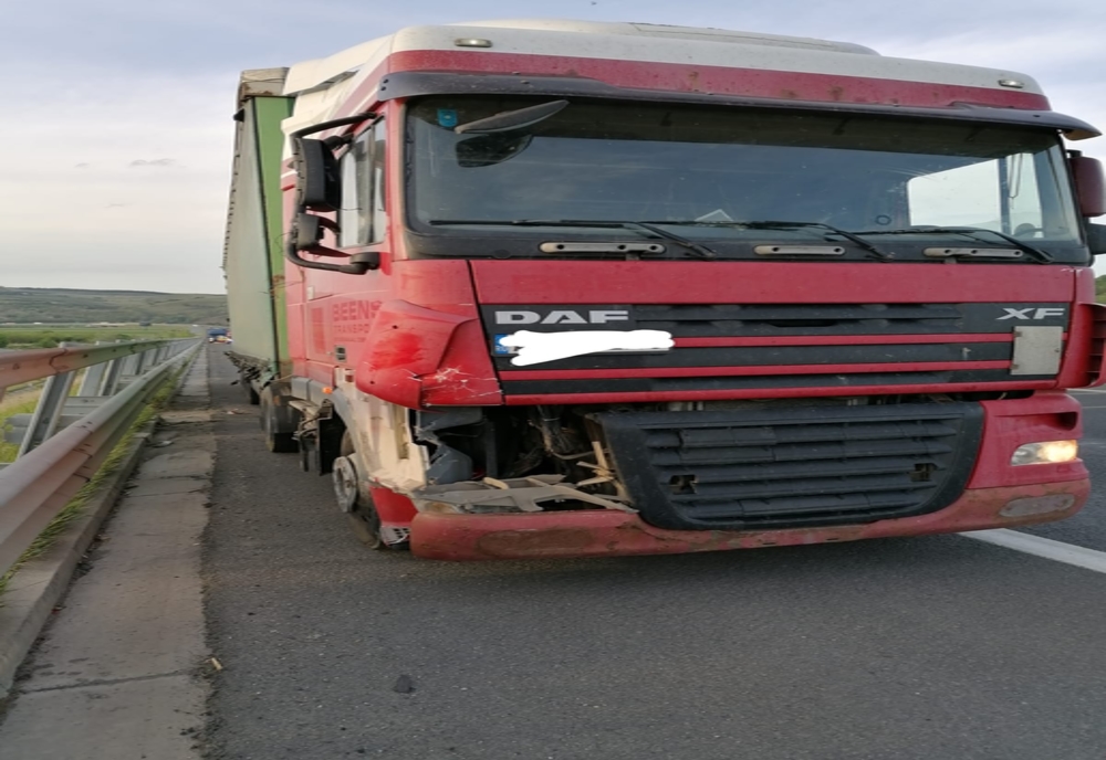 Accident mortal pe A1 în județul Alba. Șofer aflat pe banda de urgență SPULBERAT de un camion