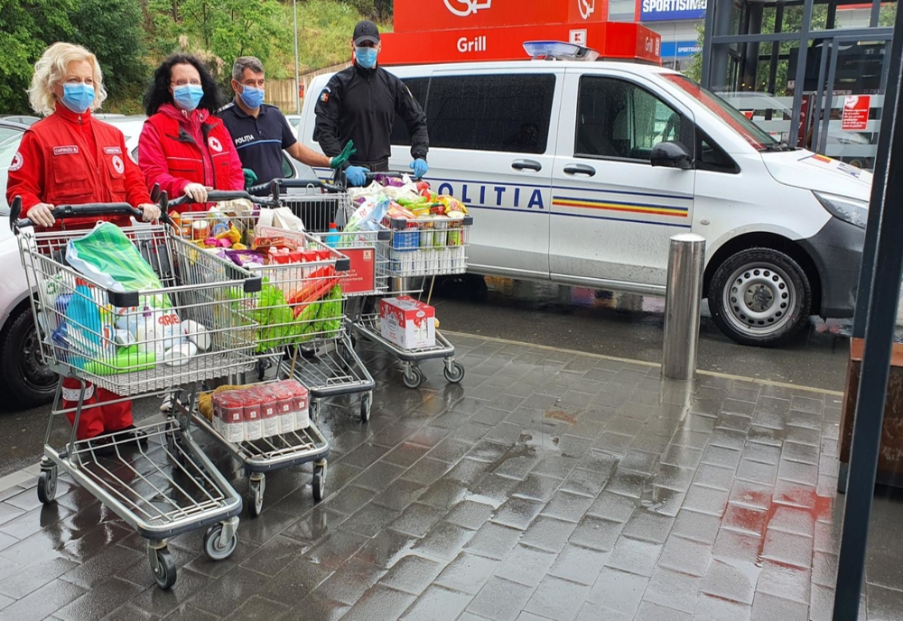 Poliţiştii olteni, donaţii pentru două familii nevoiaşe din Slatina