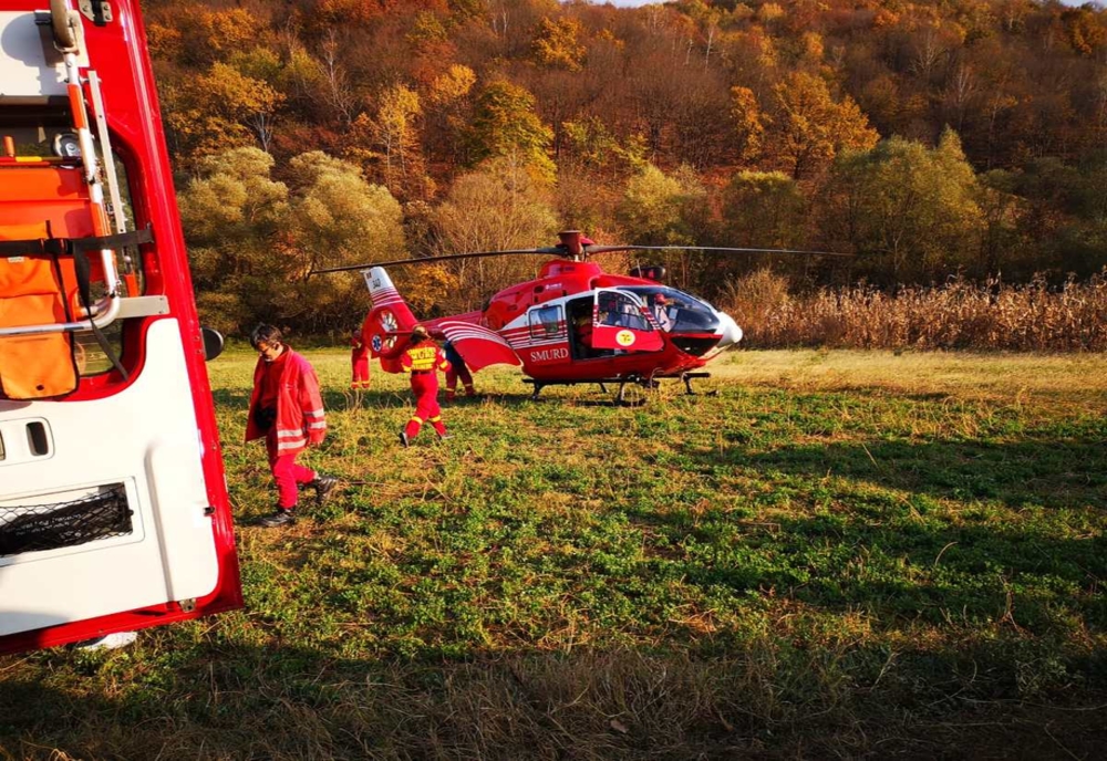Intervenție de urgență a elicopterului SMURD! Un bărbat a fost transportat la spital după ce a căzut de pe casă