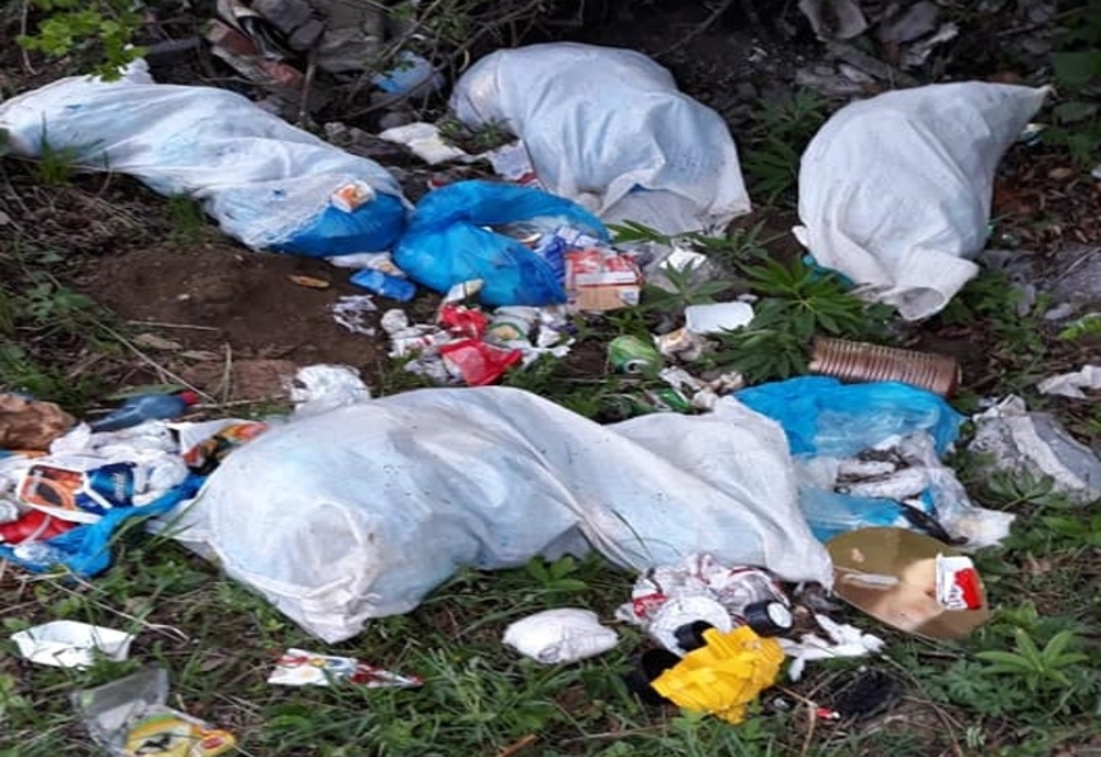 Mormane de gunoaie aruncate într-o pădure din județul Covasna. Reprezentanții Primăriei: „Cei care știu de astfel de depozite să vină să ne spună, ca să luăm măsuri”