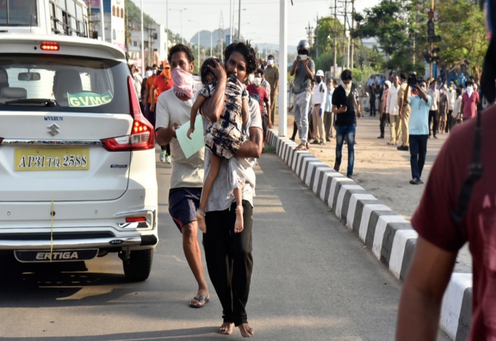 INDIA – Cel puțin 13 oameni au murit și peste o mie de oameni au ajuns la spital după o scurgere masivă de gaze la o uzină chimică