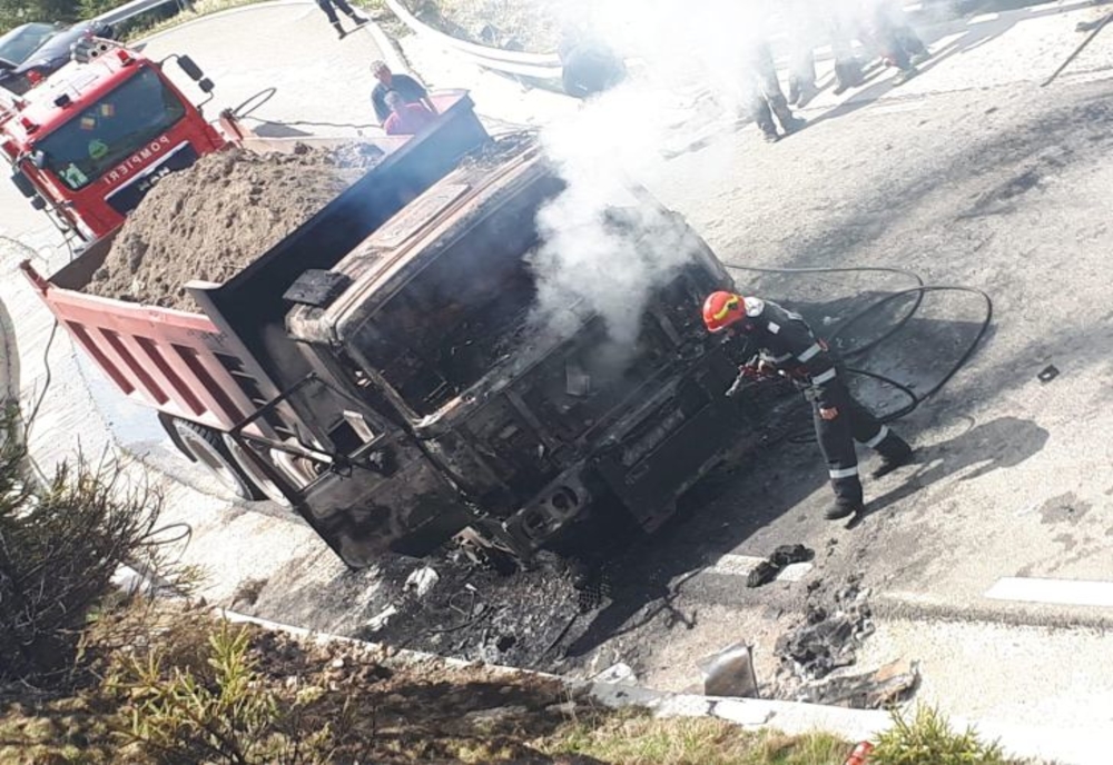 FOTO| VIDEO: Camion în flăcări pe DJ 713, pe drumul spre Peștera