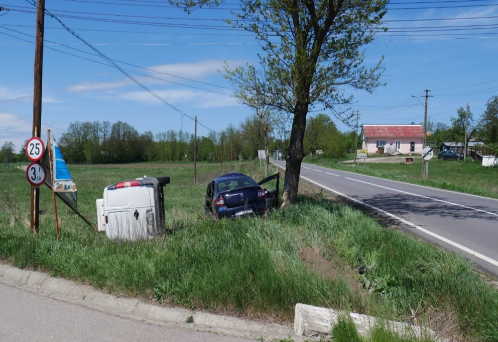 Accident la intrarea în Dragalina. Două mașini au ajuns pe câmp FOTO