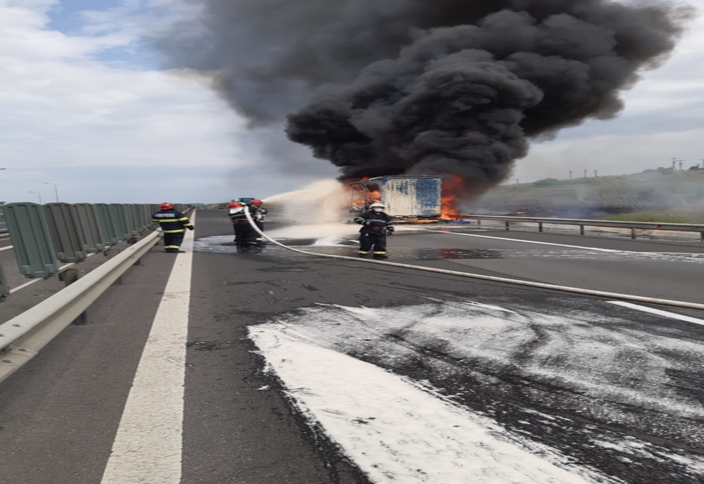 VIDEO| Incendiu pe Autostrada A1, sensul Sebeș- Sibiu. Arde o remorcă cu uleiuri de mașini