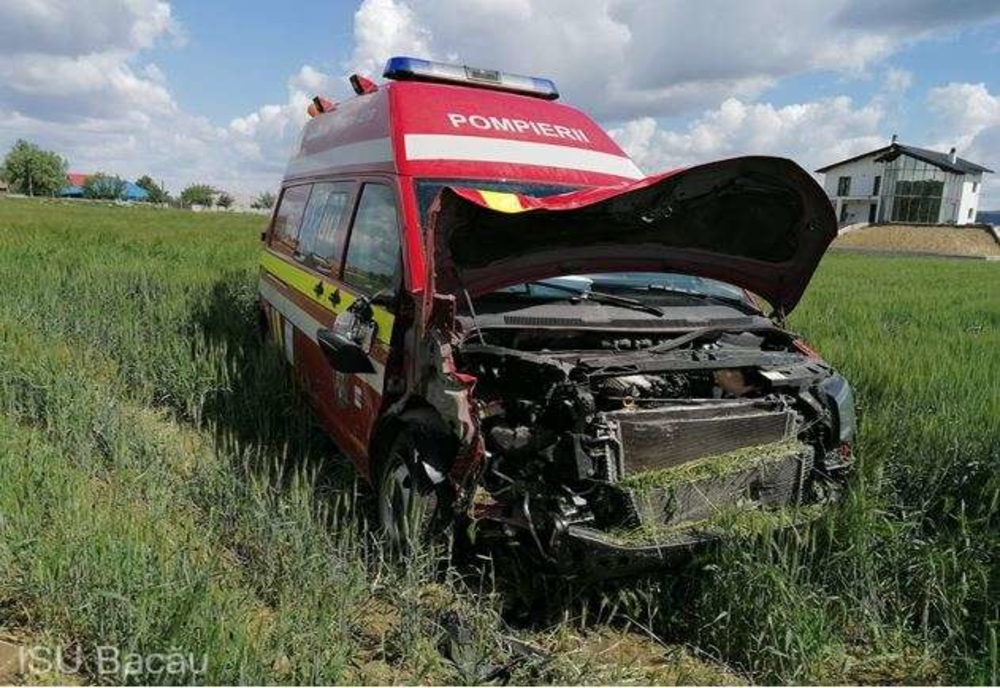 O ambulanţă SMURD a intrat în coliziune cu o căruţă, în localitatea Gheorghe Doja
