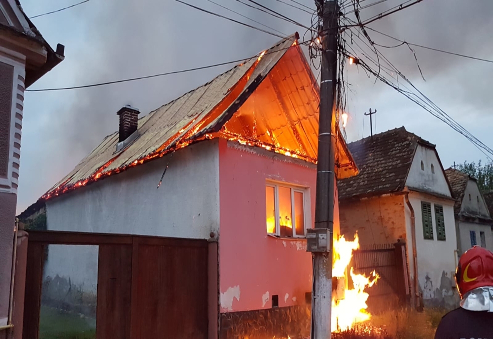 Incendiu la o casă din Boian, din cauza unui scurtcircuit electric