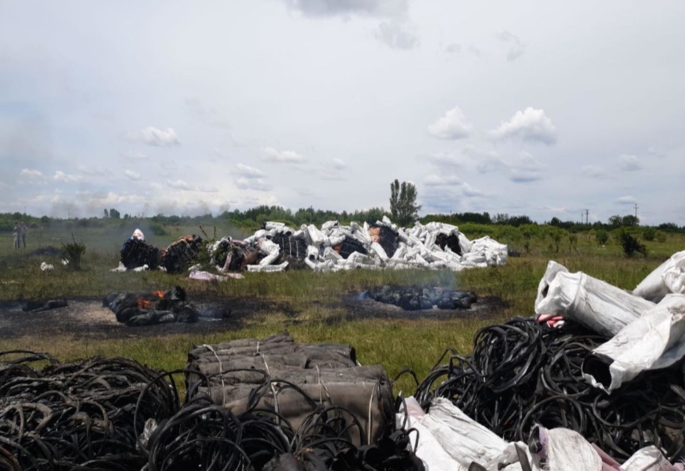 Foto| “Bombă ecologică” dezamorsată. Tone întregi de deșeuri pregătite de incendiere, la Mătăsaru, în Dâmbovița