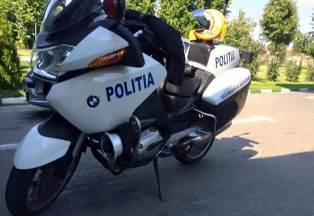 Polițist pe motocicletă, lovit de un autobuz în București