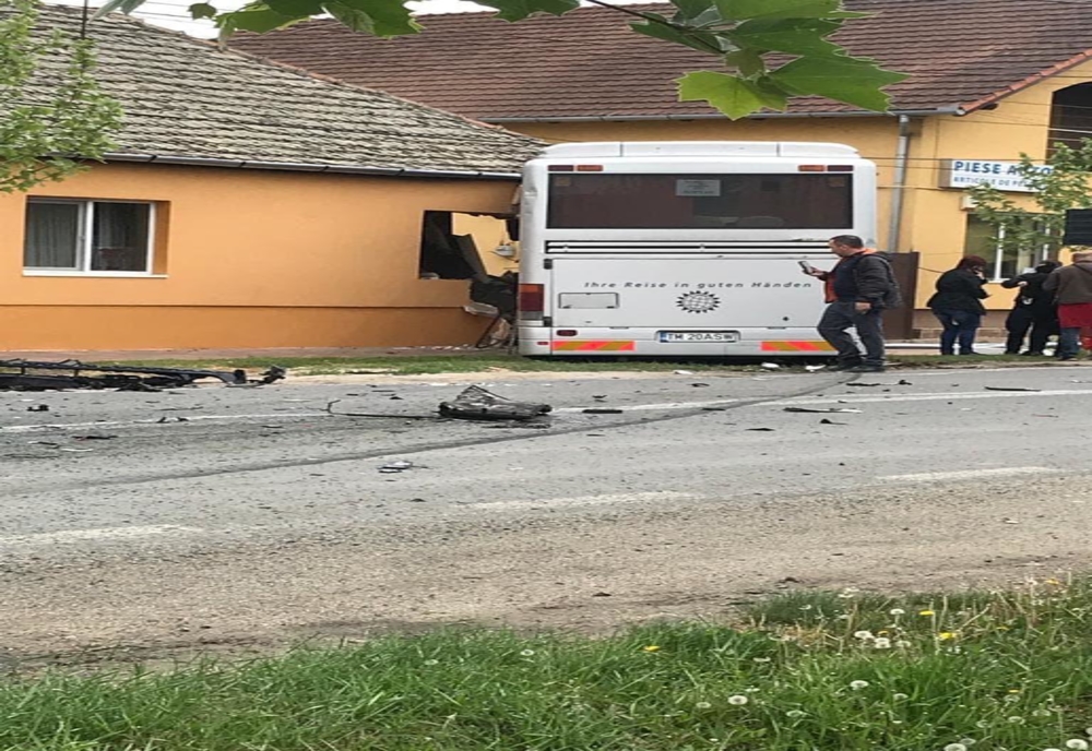 Grav accident rutier în Timiș: un autobuz a intrat într-o casă