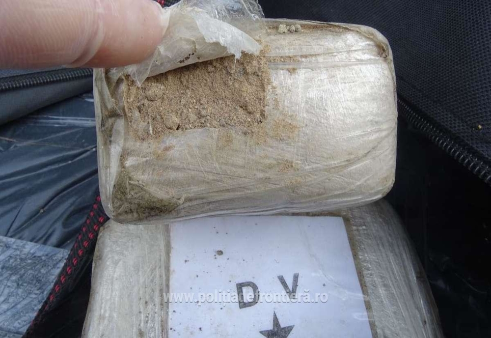 Heroină în valoare de 1,5 milioane de euro, găsită într-un camion, la Frontiera Calafat