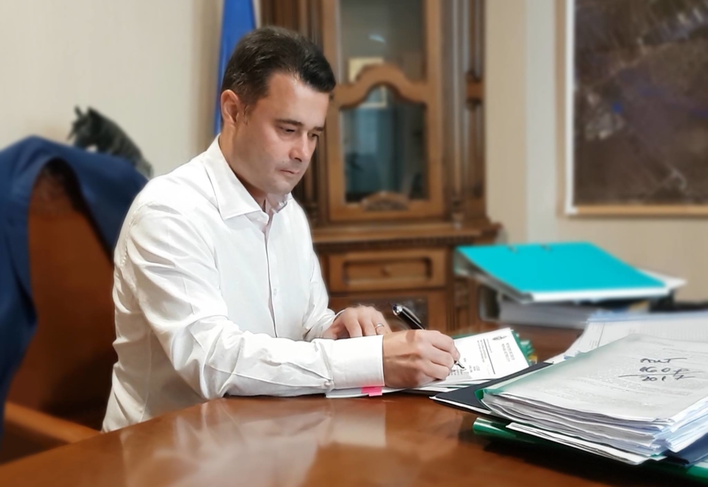 Primarul Sectorului 5 – Daniel Florea a anulat licitația pentru telefoane. Elevii vor primi tablete pentru cursurile online