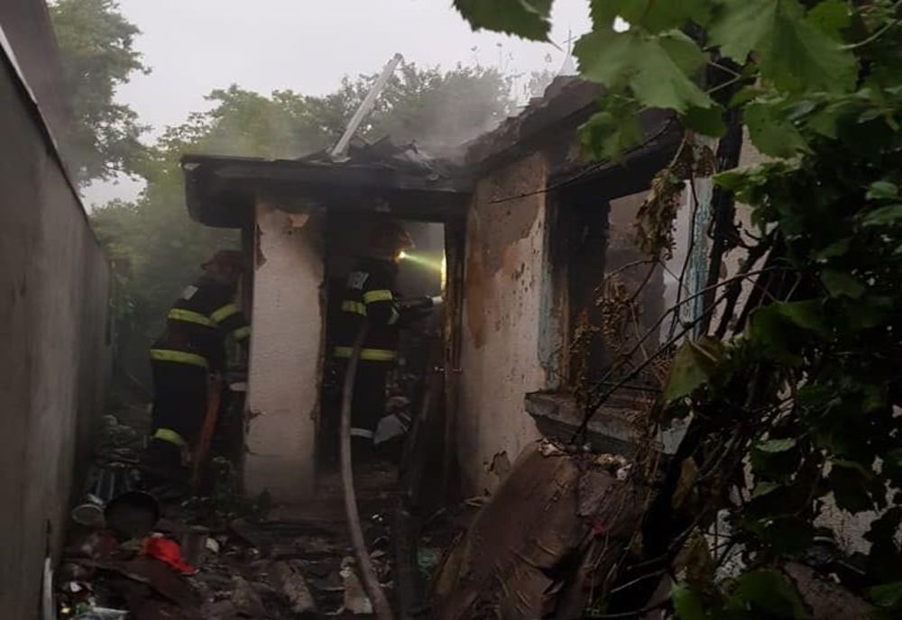 O casă din Călărași a luat foc de la o lumânare uitată aprinsă