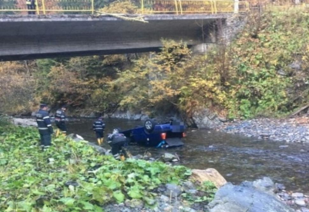 Doi spanioli s-au răsturnat cu mașina într-un râu din Gorj