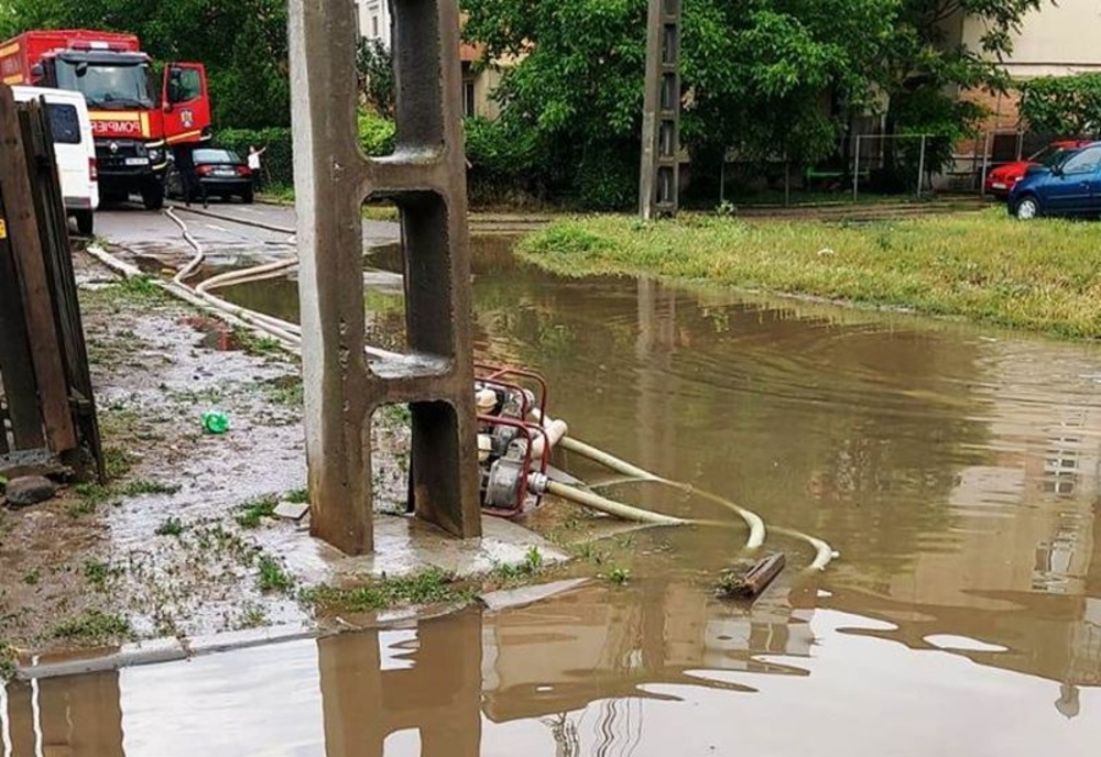 Pompierii călărășeni au intervenit timp de 4 ore la inundaţii în urma ploilor torenţiale căzute ieri în partea de vest a judeţului Călăraşi 