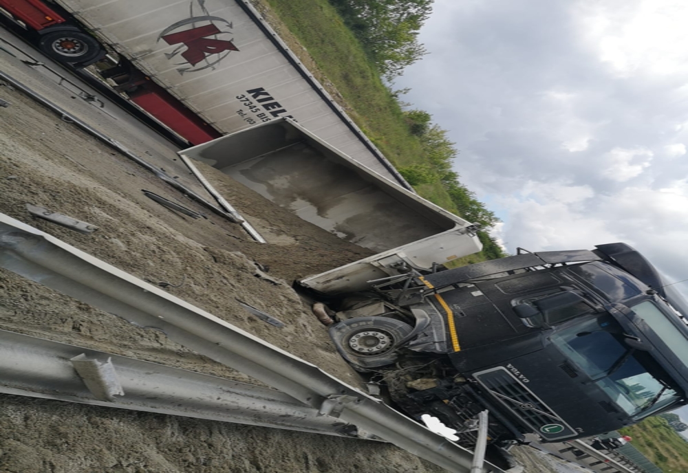 Accident pe Autostrada A1 pe sensul Deva către Sibiu. Un camion cu nisip s-a răsturnat pe carosabil.