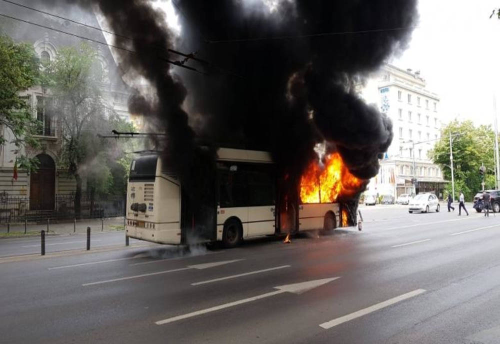 Nicușor Dan: ”Troleibuzul în flăcări ilustrează perfect incompetența administrației Firea”