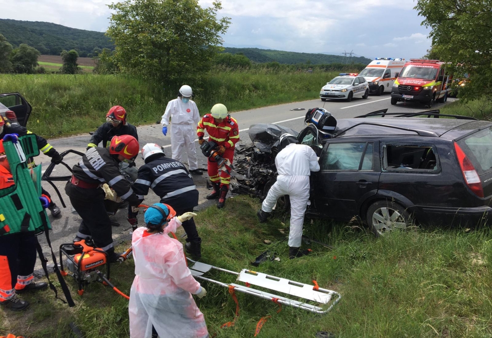 VIDEO | Accident mortal, pe DJ 106, la Cornățel. Un bărbat și-a pierdut viața, iar altul a fost transportat la Urgențe