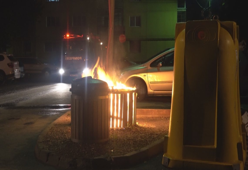 Container în flăcări pe o stradă din Sfântu Gheorghe. Paguba se ridică la 2.000 de euro