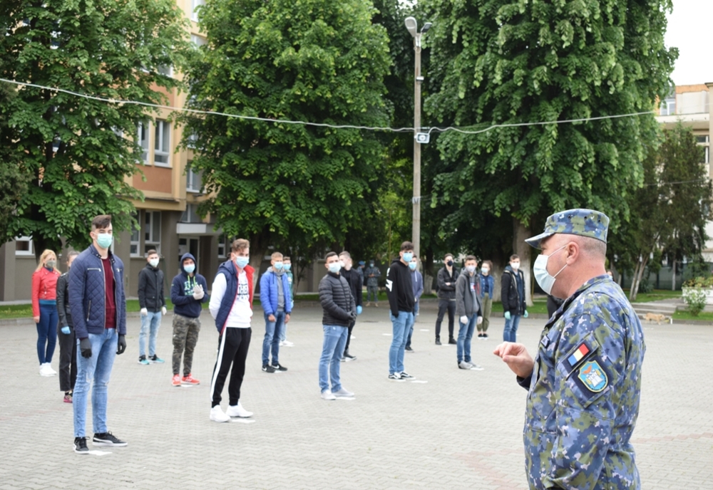 Elevii din clasele a XII-a de la Colegiul Militar Mihai Viteazul  au revenit la cursurile de pregătire  pentru examenul de Bacalaureat