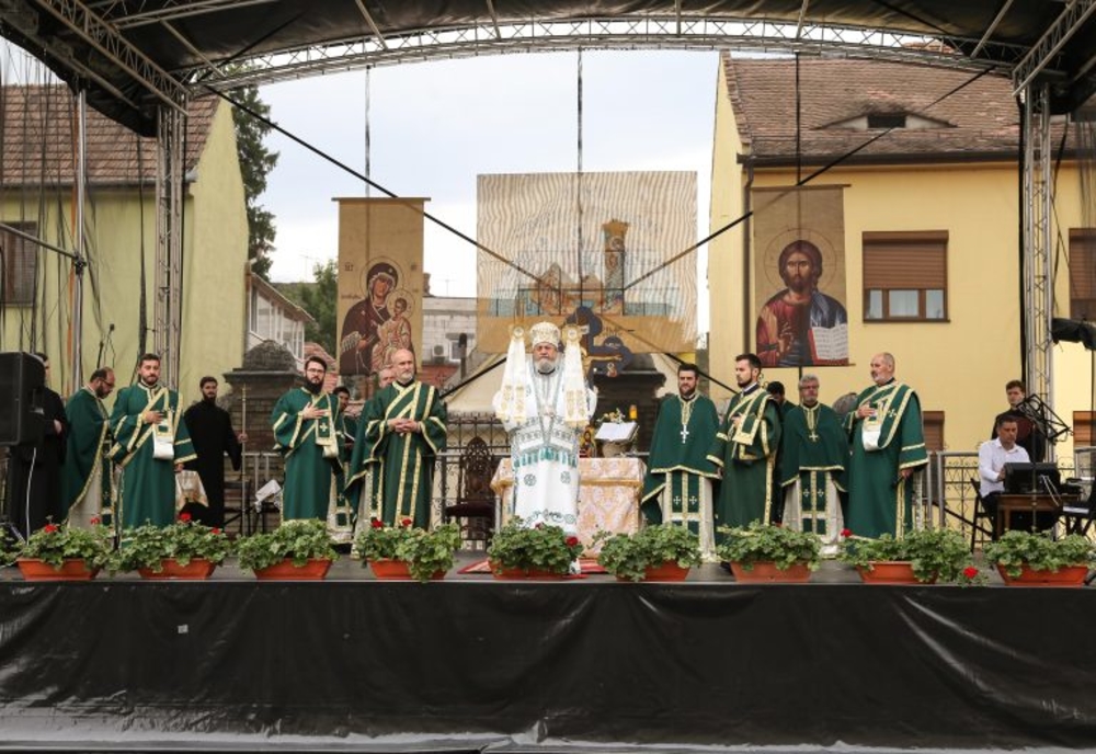 Rusaliile, sărbătorite în curtea Catedralei Mitropolitane din Sibiu. La slujbă, au fost citite și rugăciuni pentru încetarea pandemiei