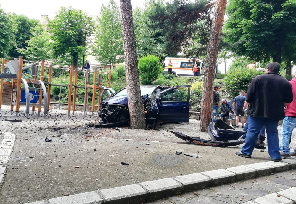 Accident spectaculos în Parcul Elisabeta din Sfântu Gheorghe. O mașină a plonjat în spațiul de joacă pentru copii și s-a oprit într-un copac