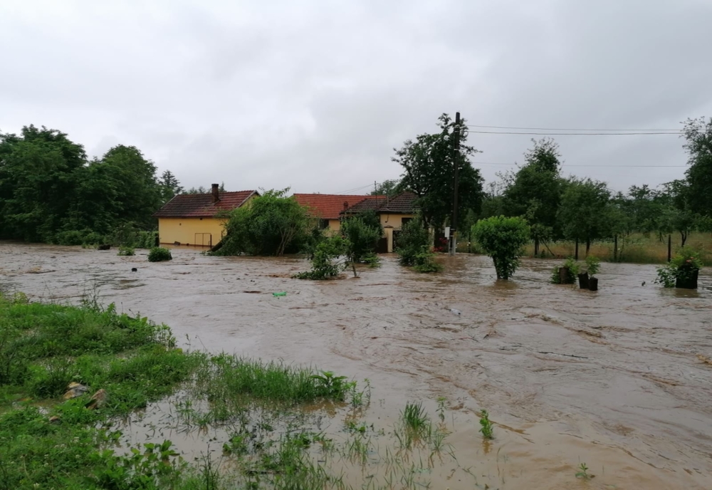 Ploile din ultimele ore au cauzat probleme în traficul feroviar şi rutier din mai multe judeţe. Situația traficului în această seară în România