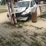 O polițistă din Dolj a intrat cu autospeciala într-un stâlp