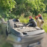 Două persoane rănite, după ce un autoturism s-a răsturnat în afara carosabilului, pe DN 72, la Priseaca