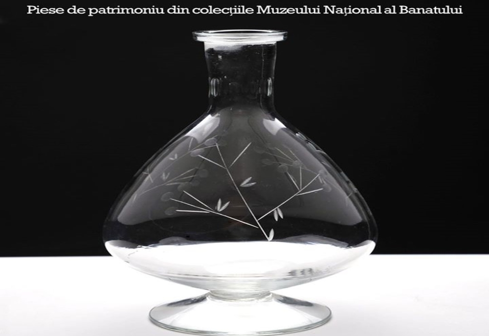 Exponatul lunii la muzeu: Recipient pentru băutură  din sticlă gravată cu motive vegetale
