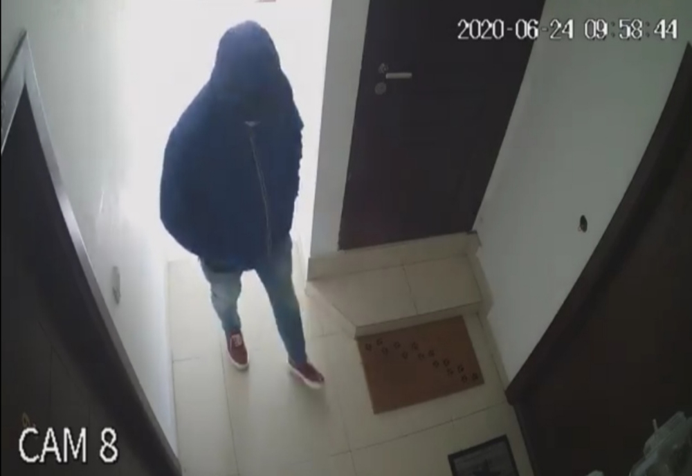 VIDEO. Bărbat căutat de polițiști după ce a fost filmat când verifica ușile mai multor apartamente