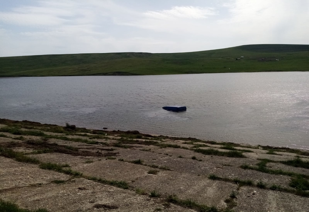 Mașină căzută în lac. Un bărbat a murit