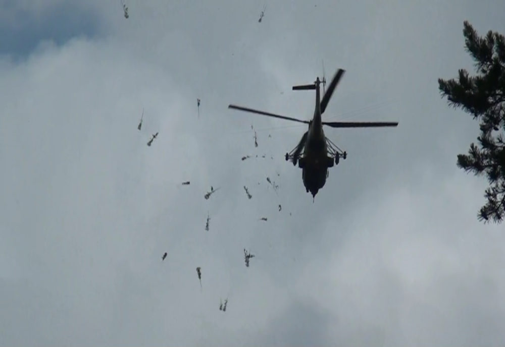 Trei elicoptere militare au lansat flori deasupra Spitalului Județean Suceava VIDEO