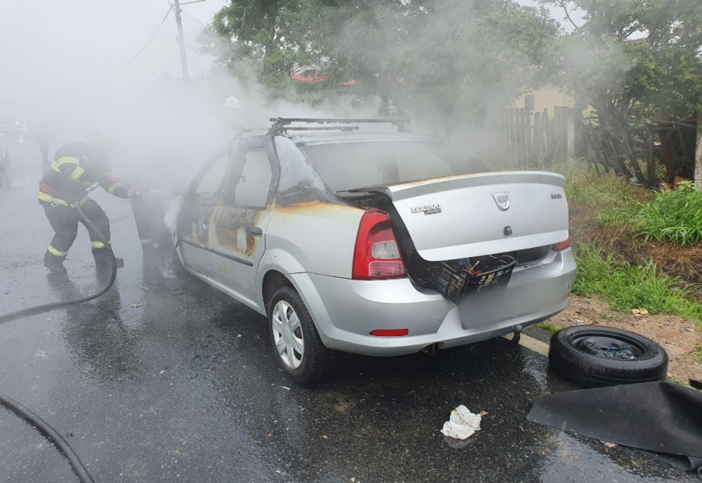 FOTO. O maşină a luat foc în mers, pe un drum naţional din Olt