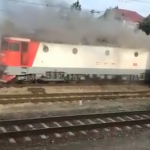 VIDEO EXCLUSIV ULTIMA ORĂ O locomotivă a luat foc în gara Mărășești