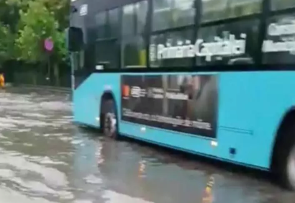 Străzi inundate în București după o ploaie torențială