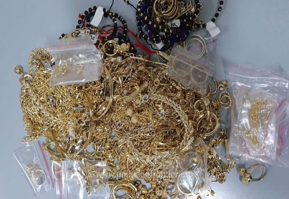 Aproximativ 1.350 grame de bijuterii,  descoperite ascunse în bagajele unor pasageri la P.T.F. Giurgiu 