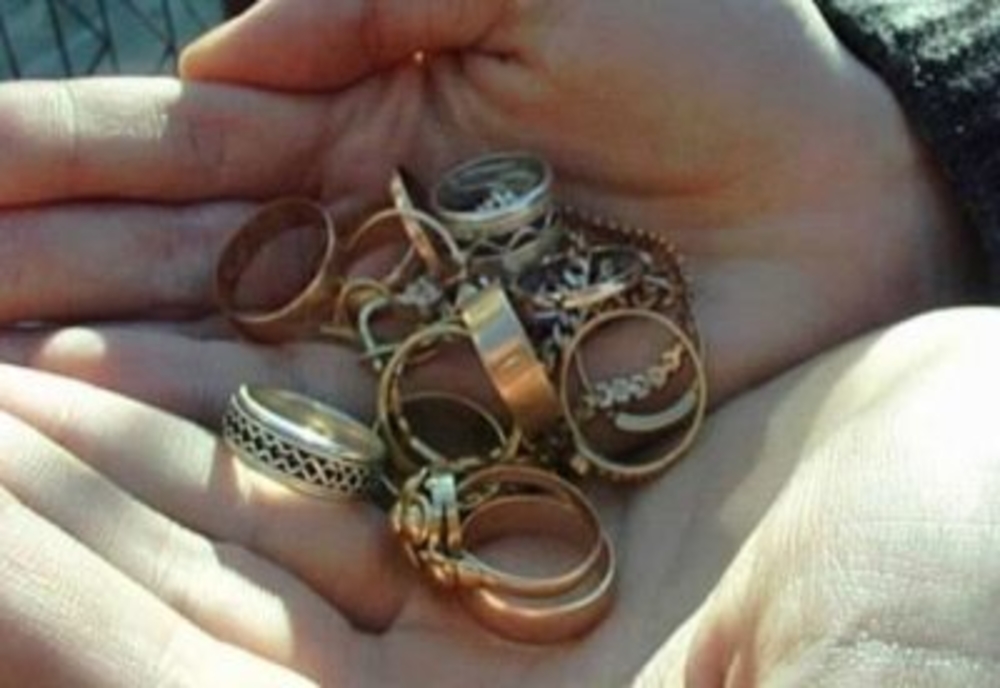 Condamnată la închisoare cu executare după ce a „uitat” să achite bijuterii de 15.000 de euro