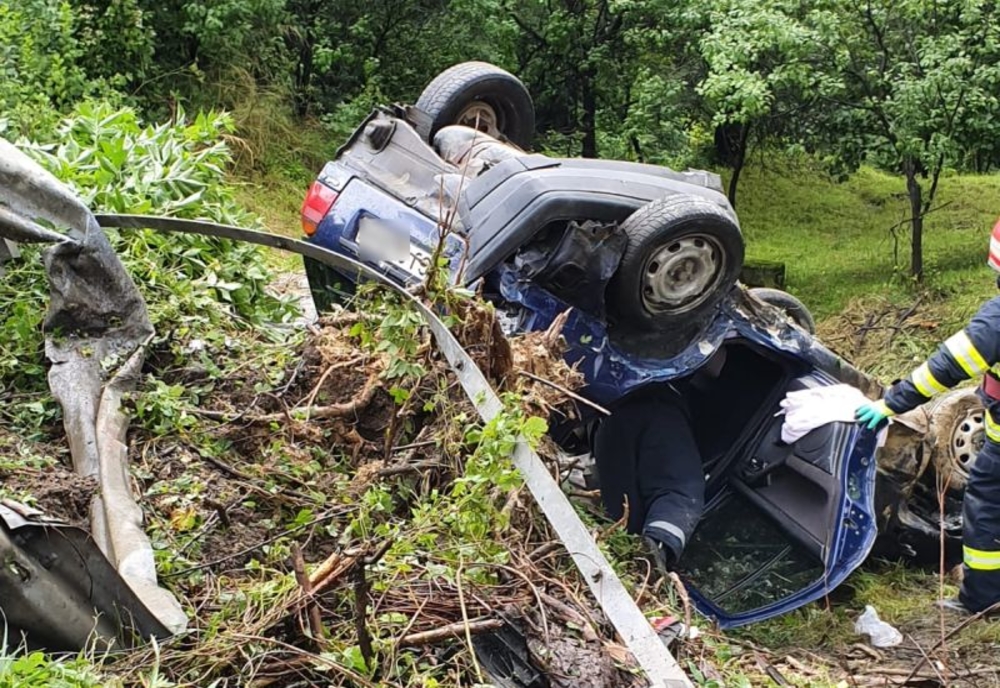 Accident în județul Hunedoara: o mașină a rupt un parapet și s-a răsturnat