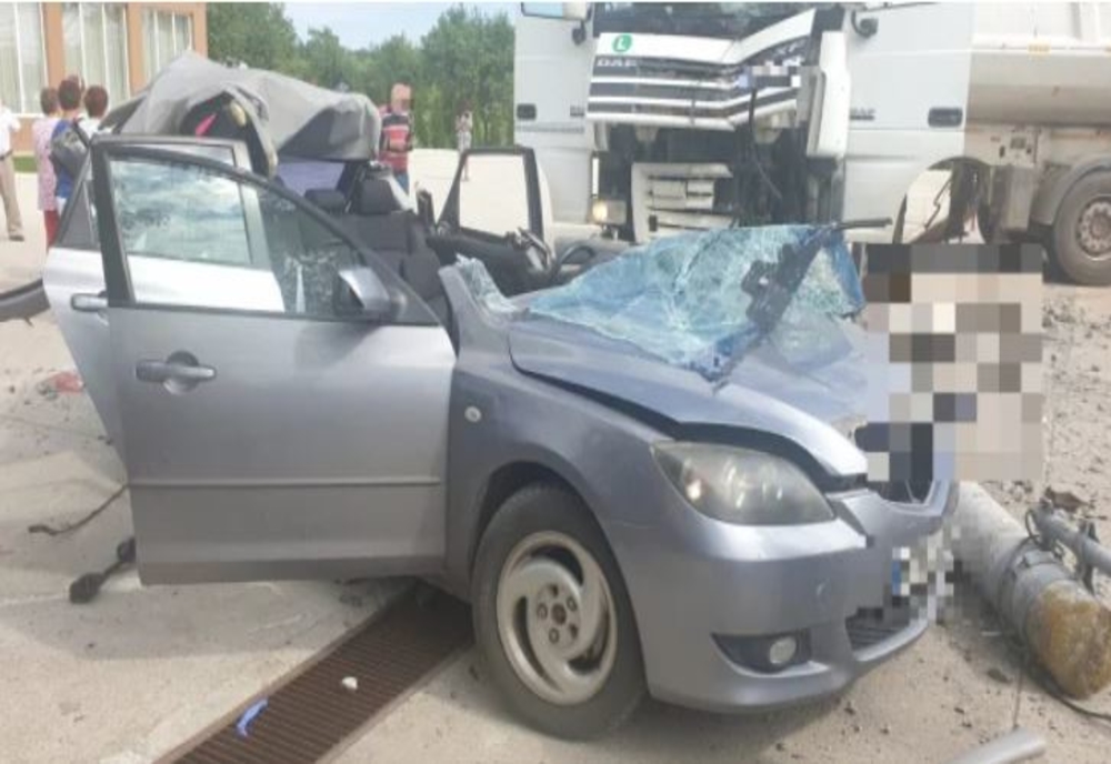 Moarte teribilă pentru un șofer, în județul Hunedoara: strivit de un stâlp de beton doborât de un camion