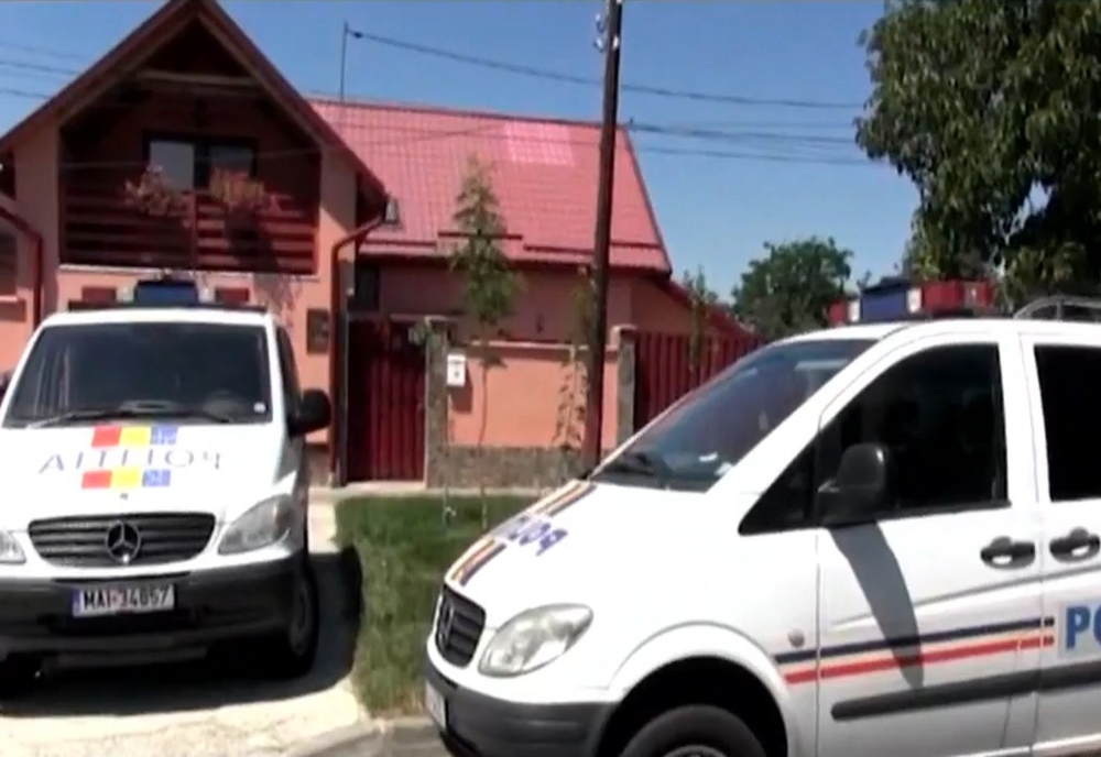 Polițist din Arad, acuzat că a fost complice la incendierea unei mașini și că avea acasă o cultură de cannabis
