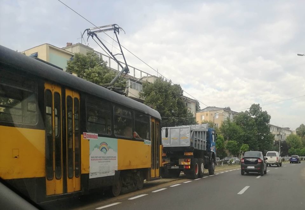 Tramvaie din Craiova, remorcate de basculante, după ce au cedat în trafic