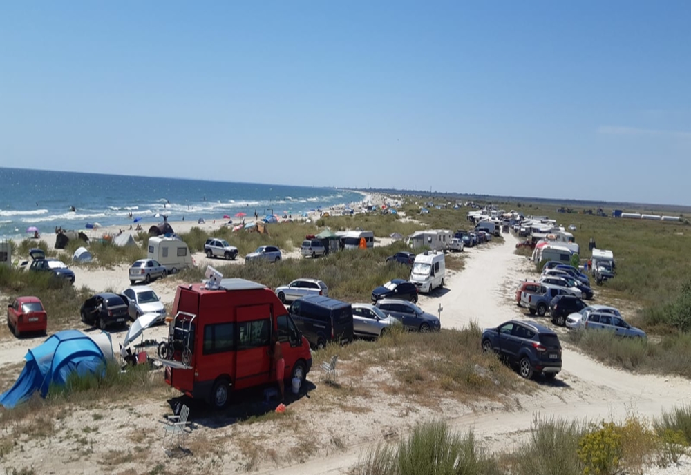 Amenzi uriașe pentru campare ilegală şi pentru accesul cu maşinile pe plajele de la Vadu şi Corbu