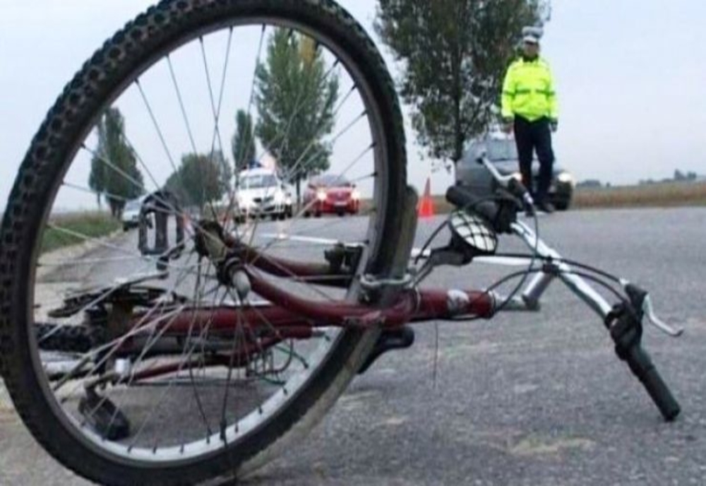 Biciclist de 20 de ani, grav rănit, după ce nu s-a asigurat la intrarea pe un drum principal
