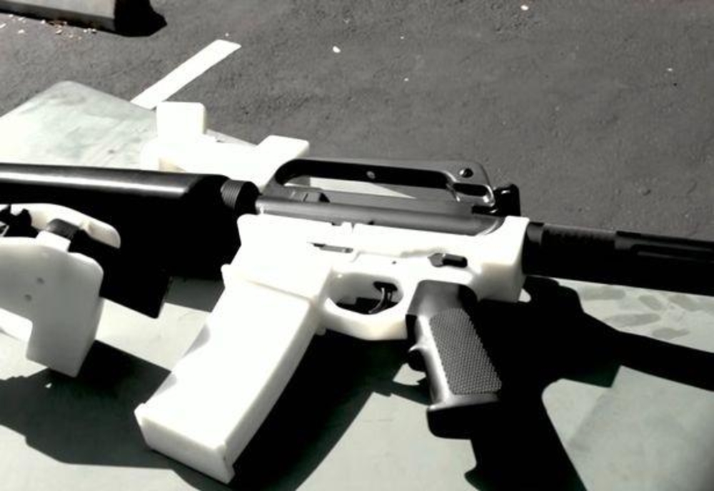 Arme fabricate cu imprimanta 3D și contrabandă: descinderi în Timiș