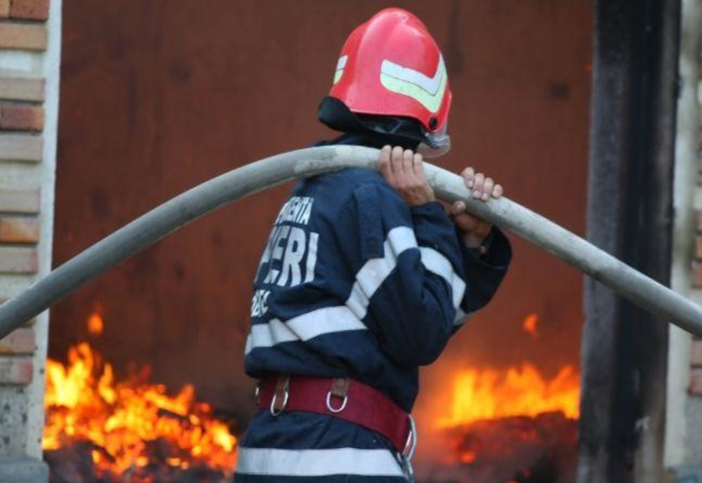 Incendiu puternic la Mihail Kogălniceanu. Un bărbat a ajuns la spital