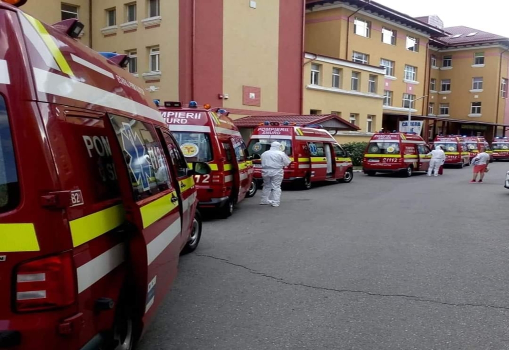 Curtea Institutului Matei Balș din capitală, plină de ambulanțe