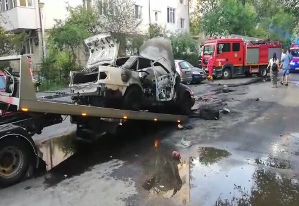 VIDEO. O mașină a luat foc ieri în Galați, în cartierul Micro 21