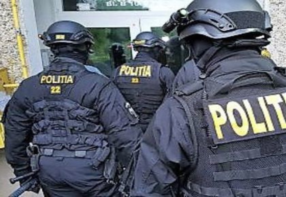 DIICOT: Percheziții în Bistrița-Năsăud și Vâlcea, pentru fraudă informatică și spălare de bani! Patru persoane, reținute, iar alte 8 au fost arestate în Italia