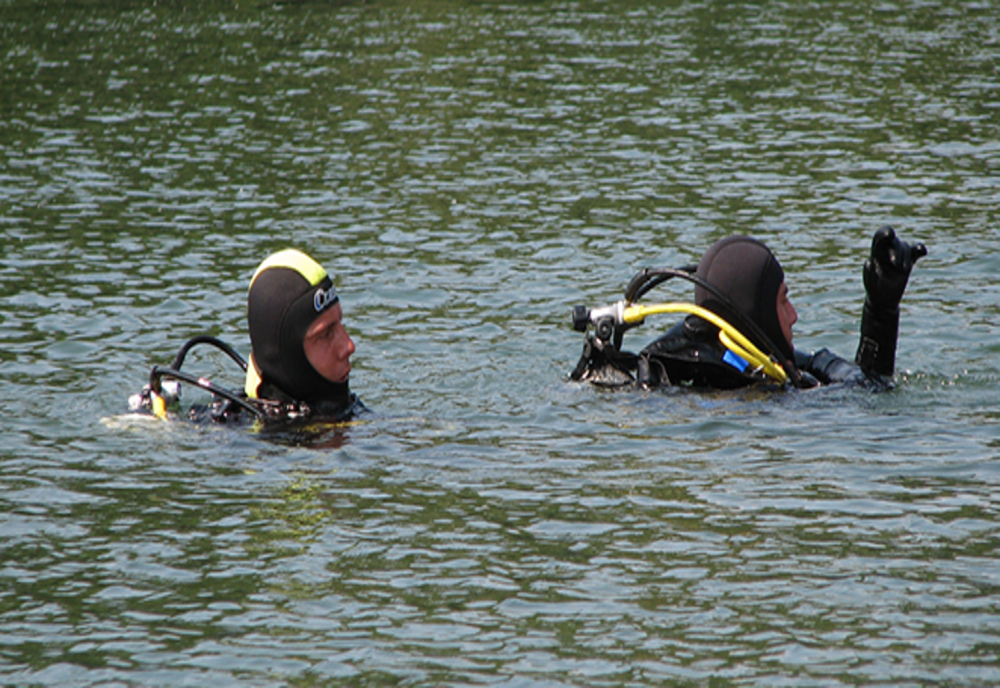 Au fost reluate căutările persoanei înecate în Lacul Oașa. În ajutorul pompierilor din Alba au venit doi scafandri de la Mureș și Cluj